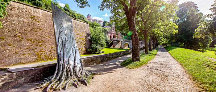 Auf dem Weg zur Festung Marienberg in Würzburg erinnert ein Denkmal an den Bauernkrieg, bei dem das Heer der Bauern die Festung belagerte.